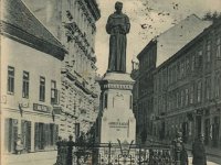 Mesnička ulica, spomenik fra Andriji Kačiću Miošiću 1900.-1905. godine.   Spomenik fra Andriji Kačiću Miošiću, pučkom pjesniku i fratru, rad kipara Ivana Rendića, svečano je otkriven na početku Mesničke ulice, za trajanja Jubilarne gospodarske izložbe u Zagrebu 1891. godine.